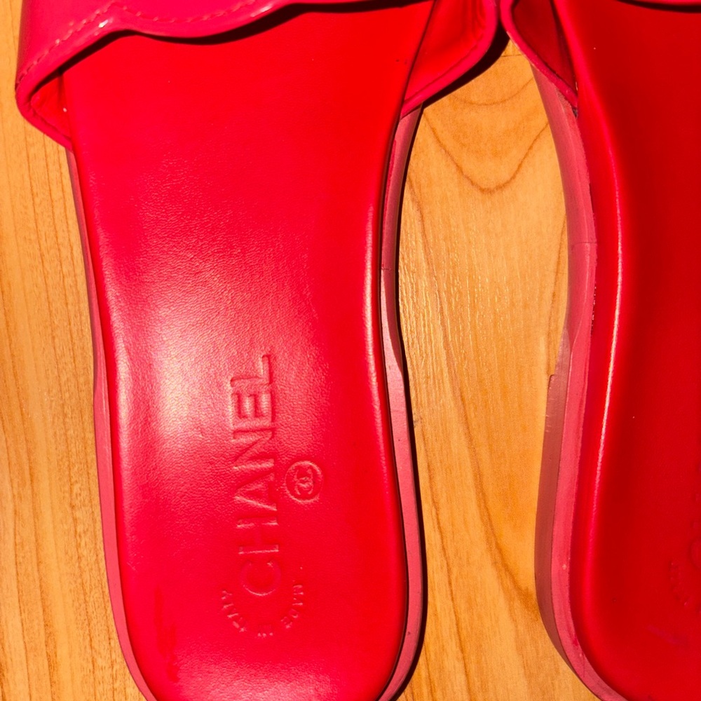 Chanel Red Sandals with Iconic CC Logo - Picture 3 of 9